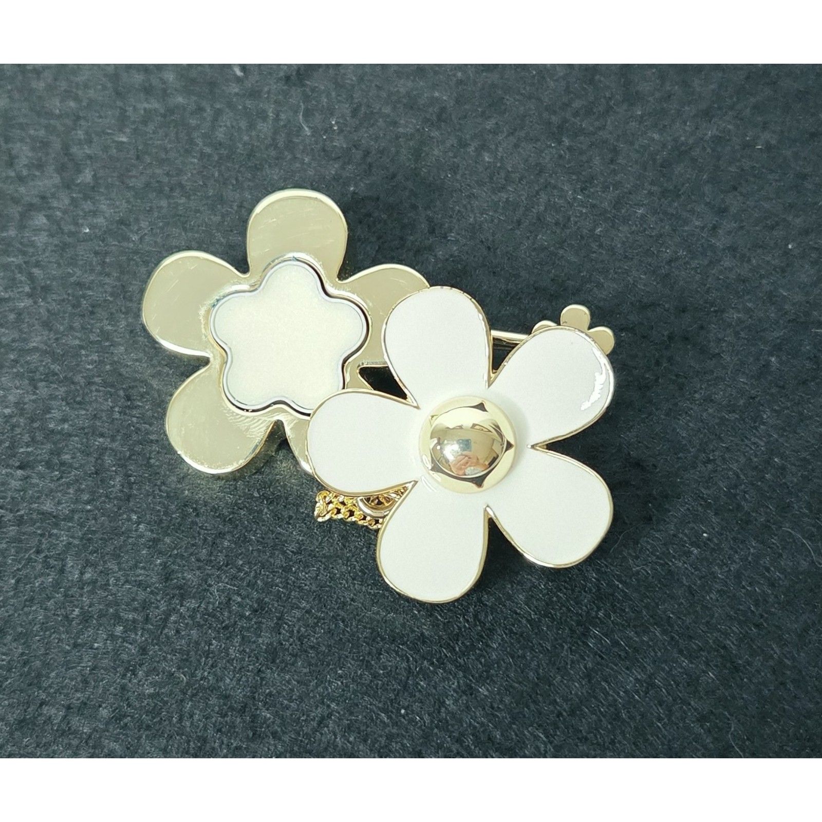 Daisy Perfume Brooch Marc Jacobs